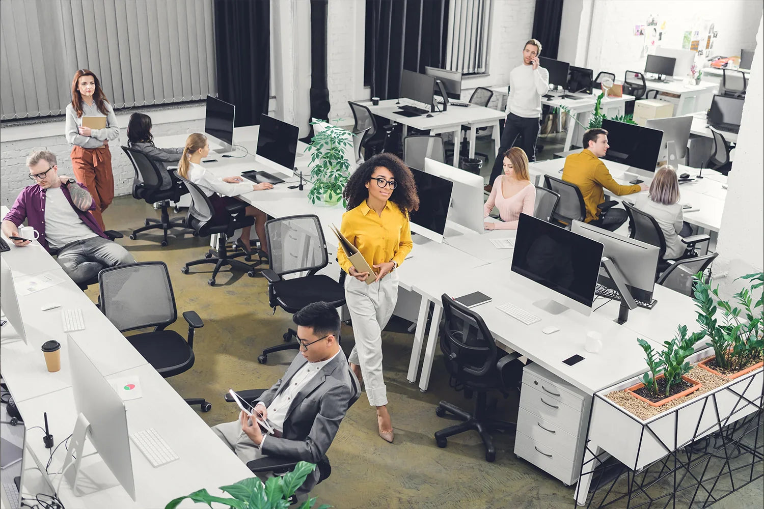 Open space avec bureaux décorés