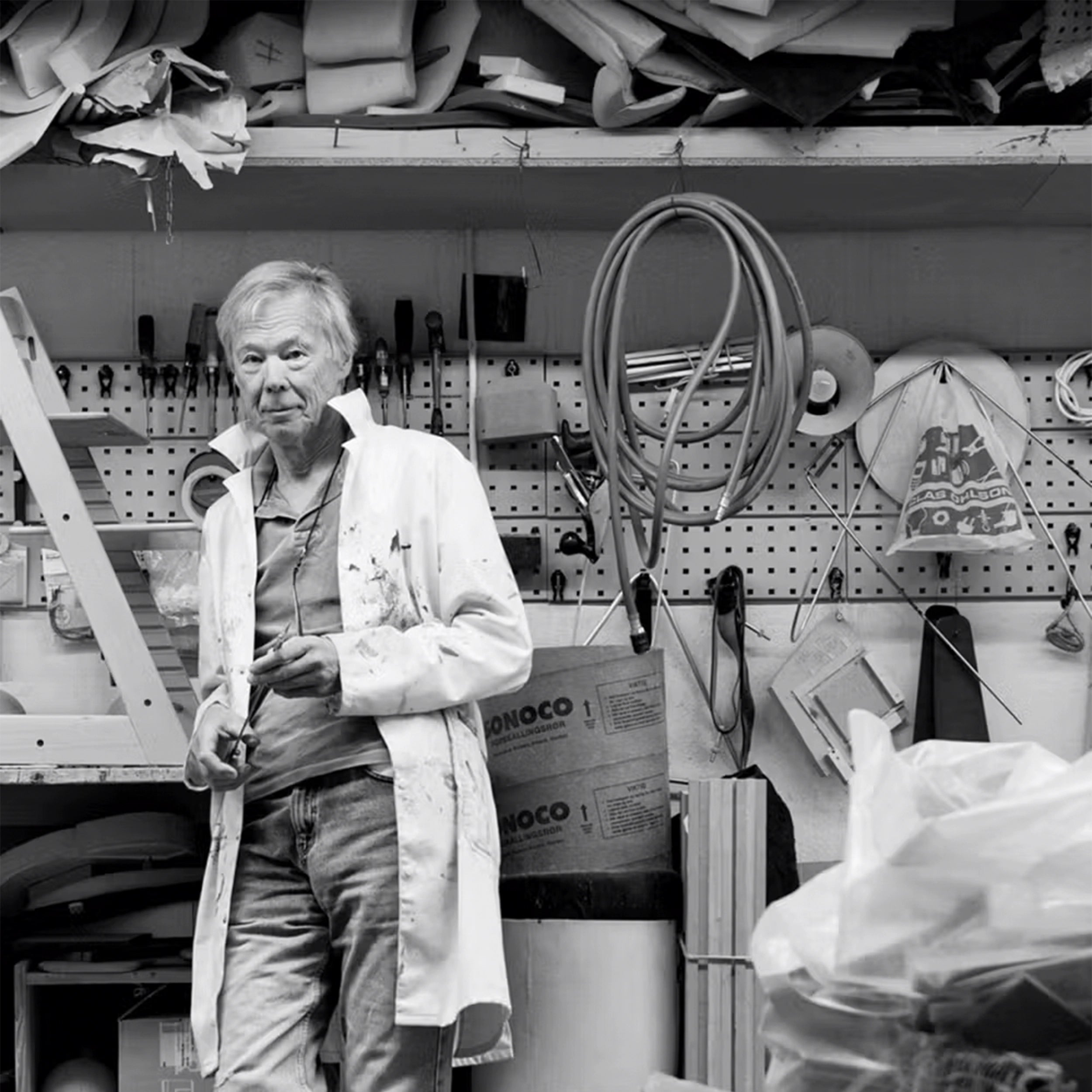 Homme dans un atelier happy desk