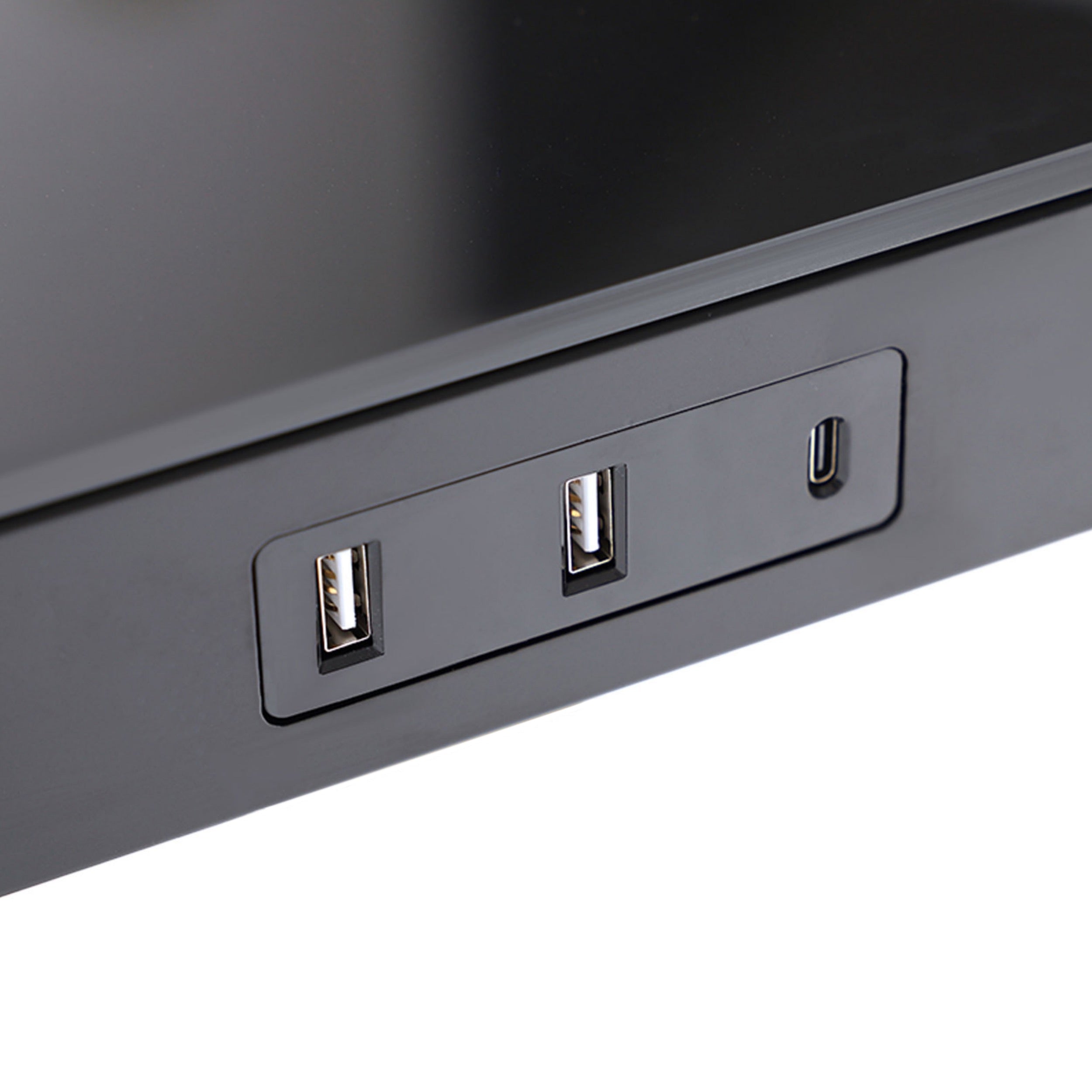 Zoom sur les deux ports USB et le port USB type C inclus sur le bureau