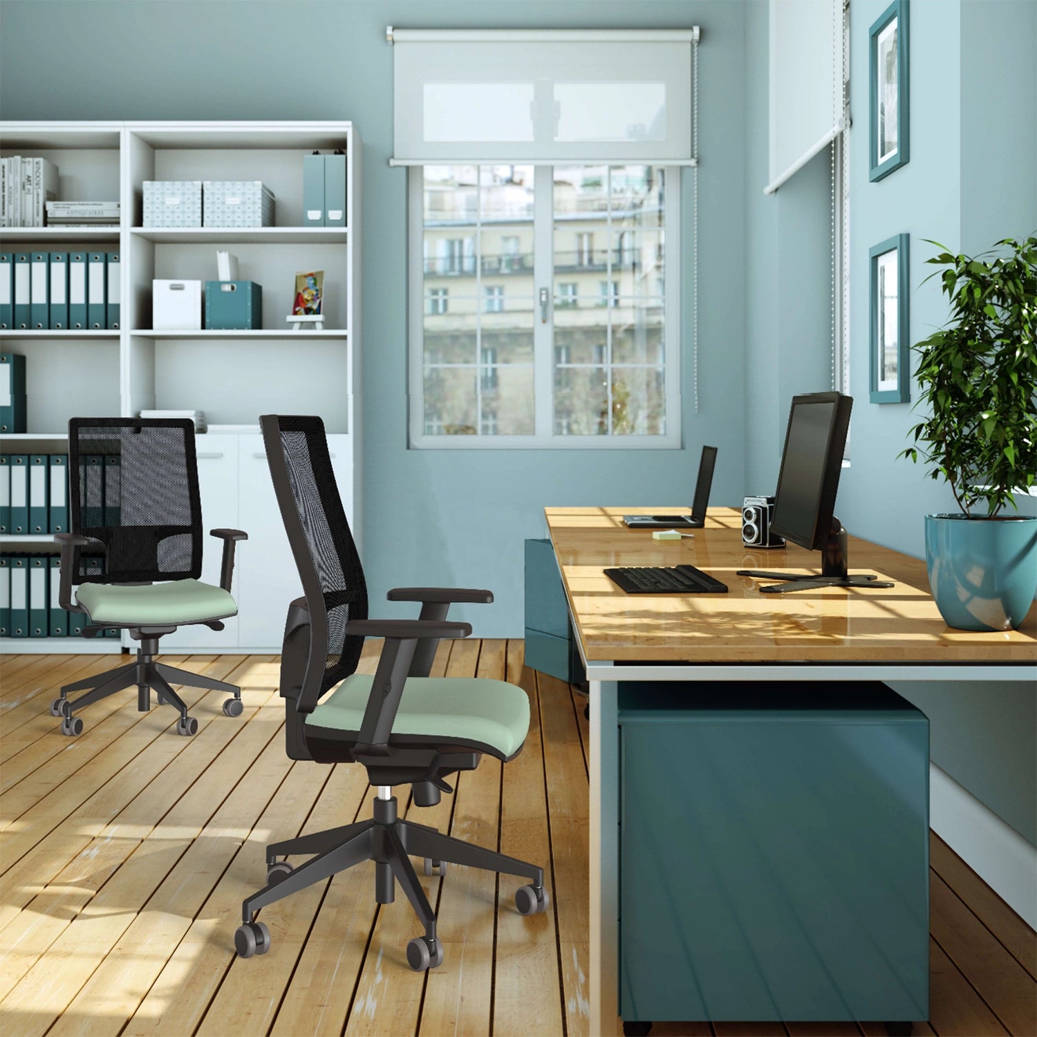 Espace de travail avec un long plateau de bureau avec un écran d'ordinateur fice ainsi qu'un portable. Deux sièges ergonomiques avec une assise verte et dos en résille noir.