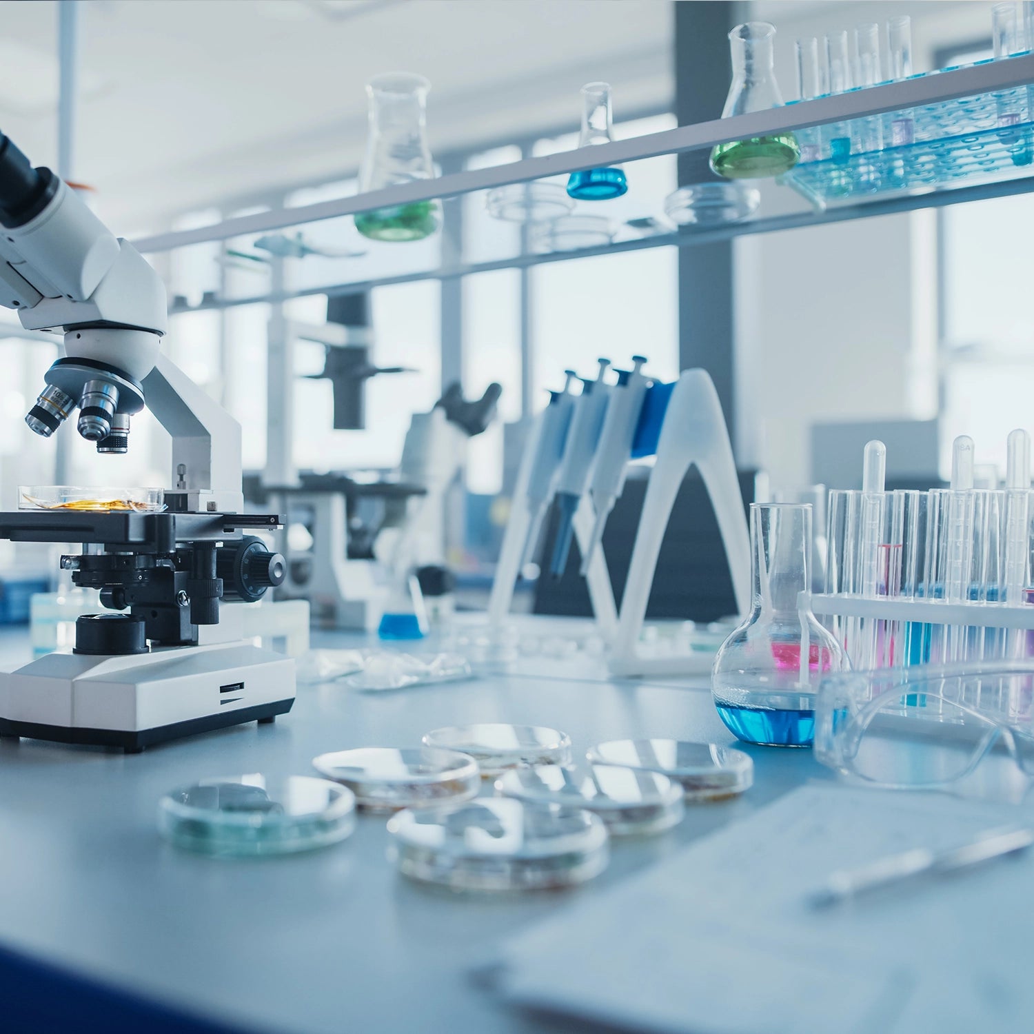 Laboratoire avec une multitude d'objet de mesures chimiques