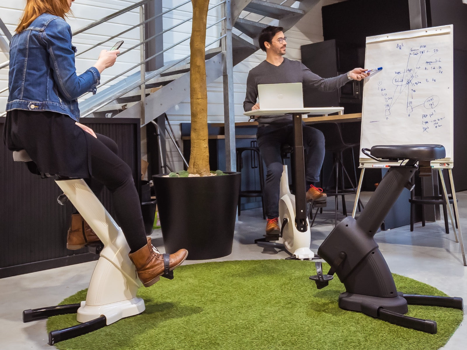 Réunion avec du matériel ergonomique de bureau