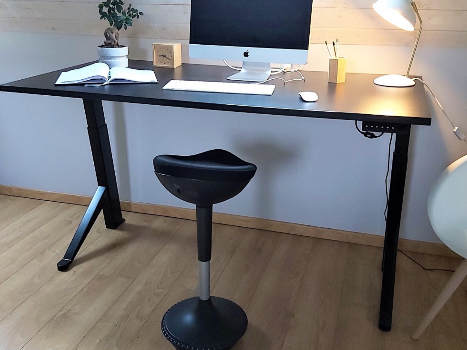 Bureau assis debout une statisfaction