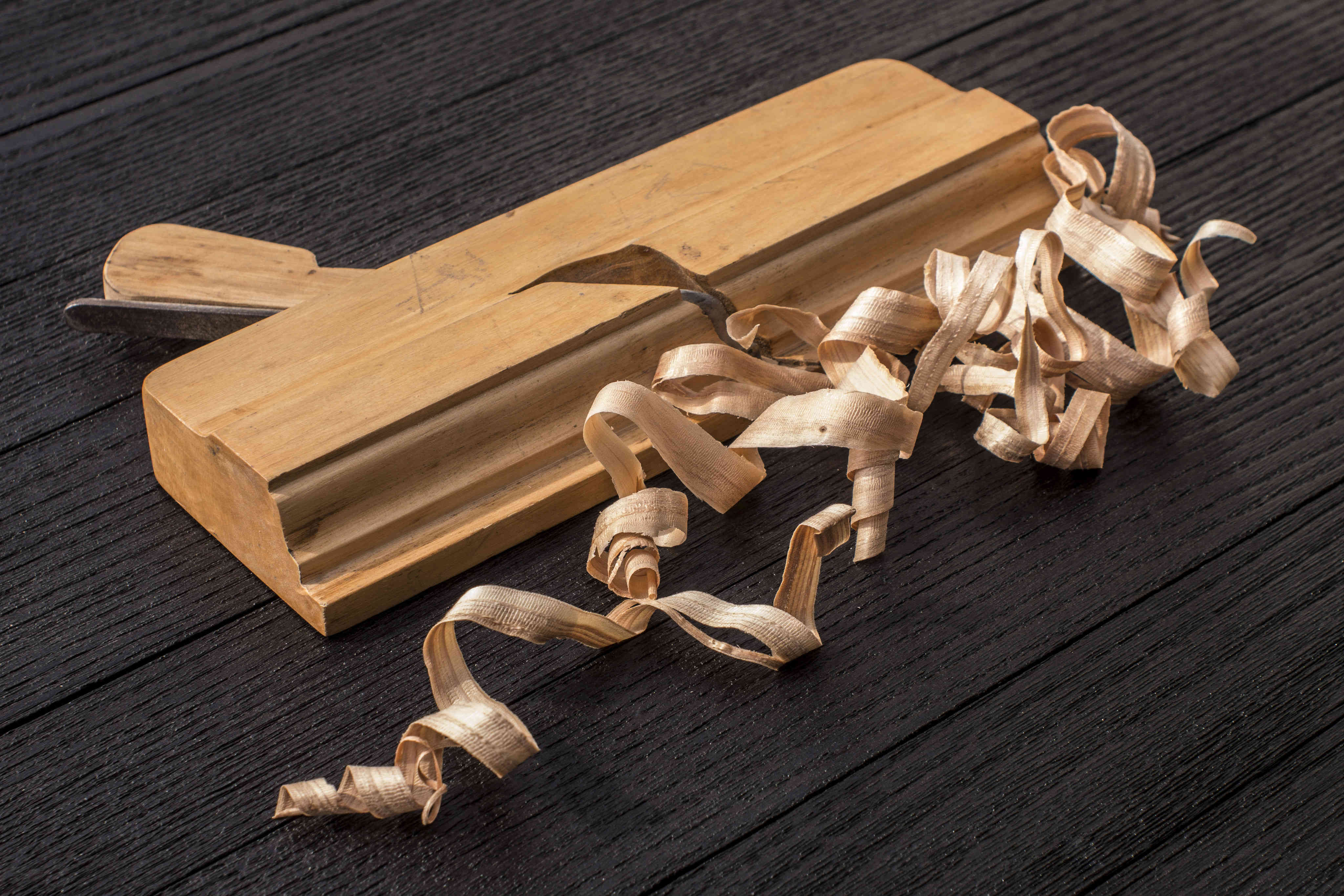 Objet en bois sculté avec des fines tranches de bois