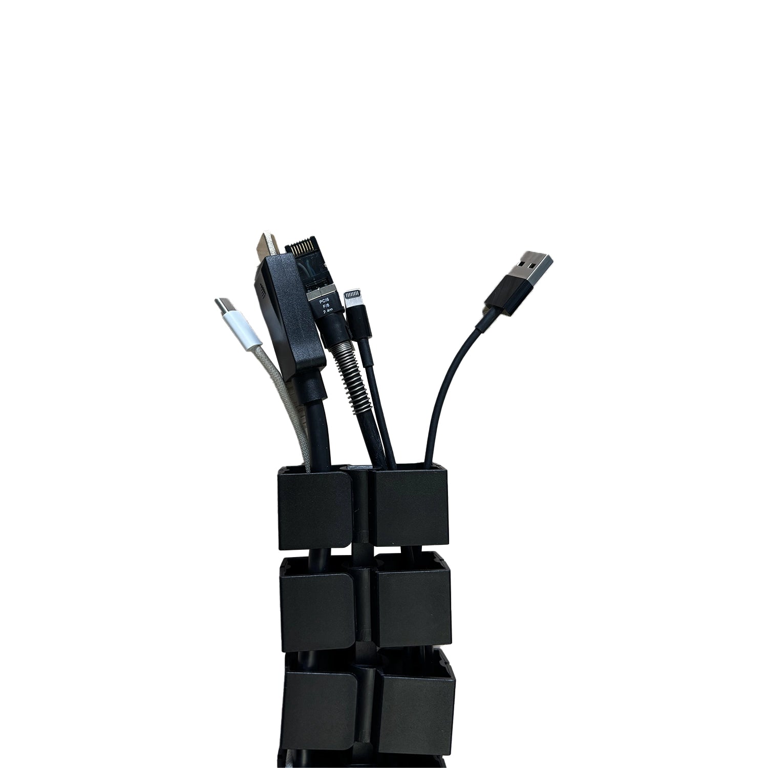 Fin de la goulotte verticale avec une multitude de cables qui ressort (lightning, USB, USB type C, HDMI, ...)