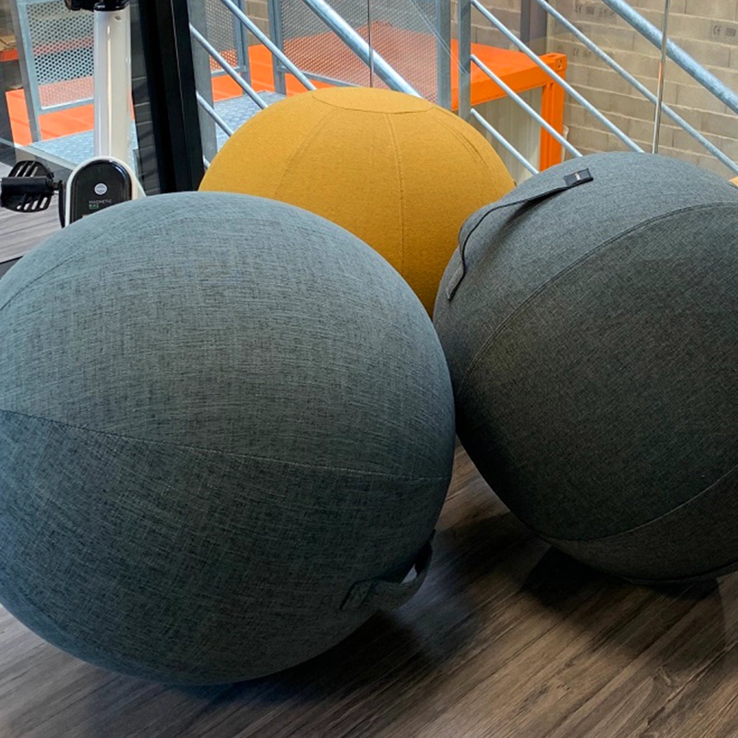 Trois ballons ergonomiques gris et jaune